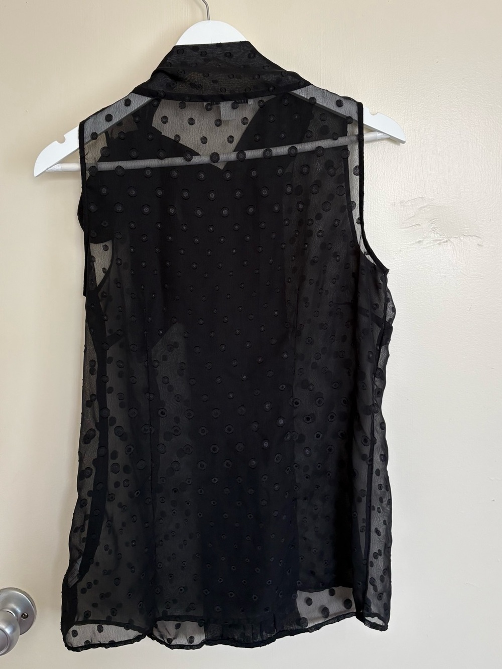 Banana Republic Black Sleeveless Swiss Dot Tie-Neck Blouse Size 8 - Picture 2 of 6